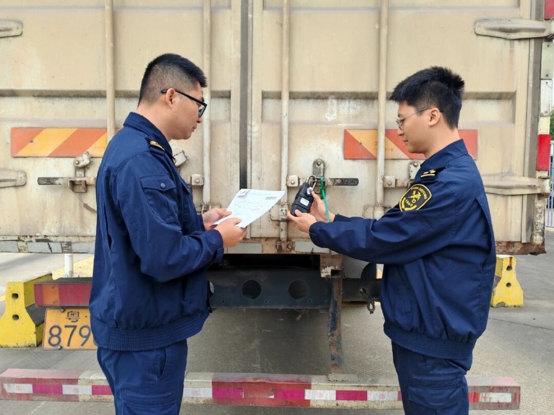 东莞海关关员在卡口核查转关车辆信息并验放车辆