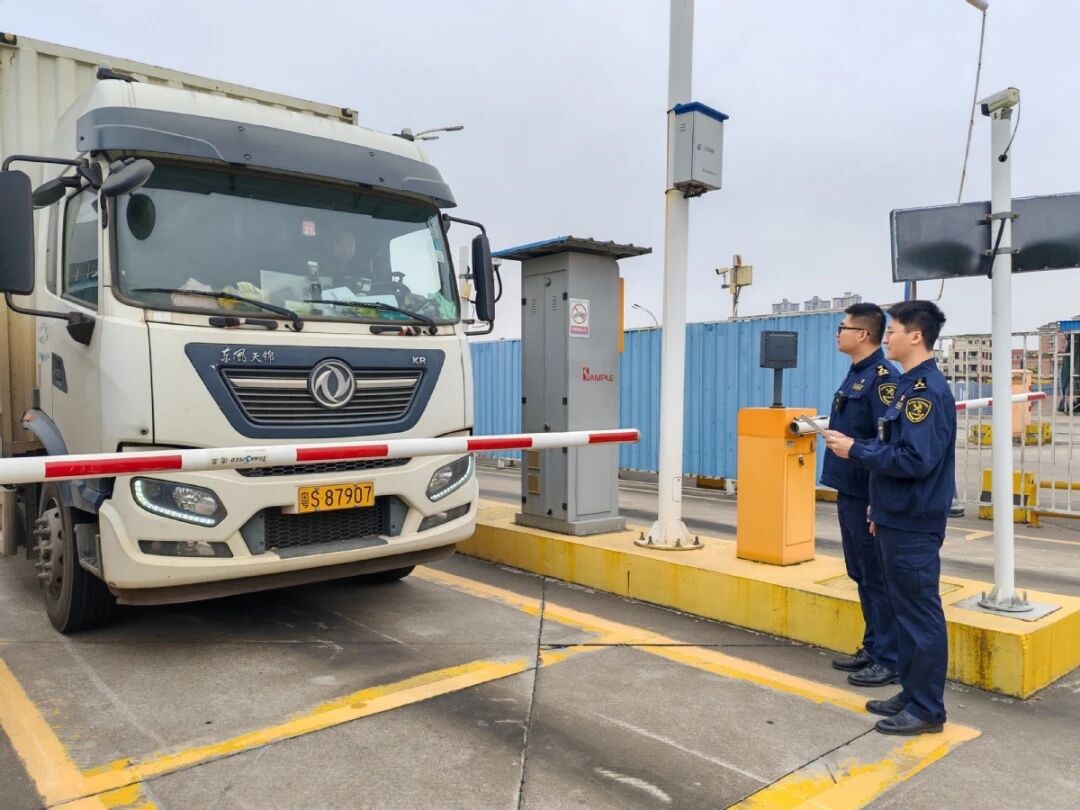 东莞海关关员检查转关车辆的安全智能锁施封情况